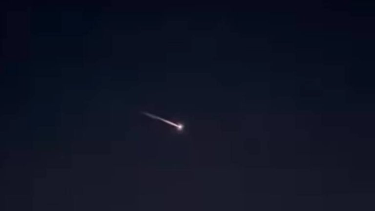 Rastro luminoso no céu foi causado pela reentrada de um corpo de foguete da SpaceX
