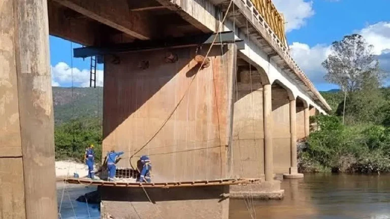Tráfego sobre o Rio Jequitinhonha na BR-101 foi parcialmente liberado nesta quarta-feira