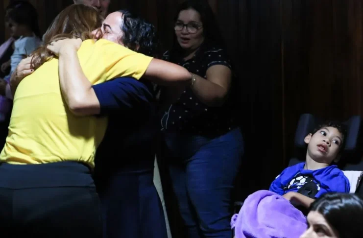 Congresso derruba veto e retoma pensão vitalícia para vítimas da zika