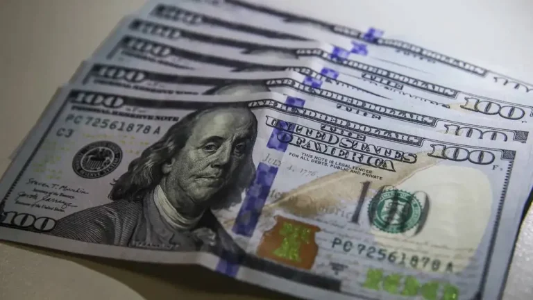 Dólar fecha abaixo de R$ 5,50 pela primeira vez em oito meses