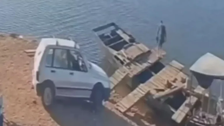 Carro afunda no Rio São Francisco após tentativa de embarque em barca improvisada na Bahia