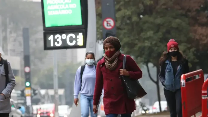 Inmet emite alertas de clima extremo em 16 estados nesta segunda-feira