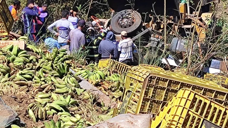 acidente caminhao de bananas caetité