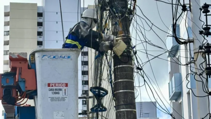 Mais de 480 toneladas de cabos de telecomunicações irregulares foram retiradas dos postes na Bahia em 2025