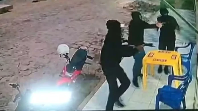 Duas pessoas morreram e três foram feridas após tiroteio em bar na cidade de Xique-Xique