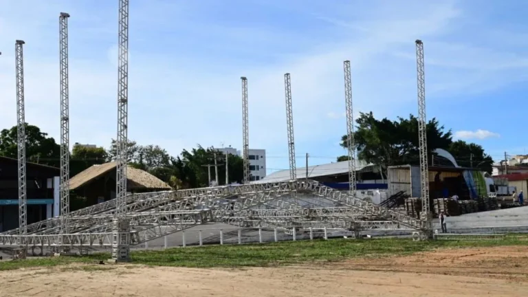 Parque de Exposições e outros pontos recebem preparativos para o Arraiá da Conquista 2025