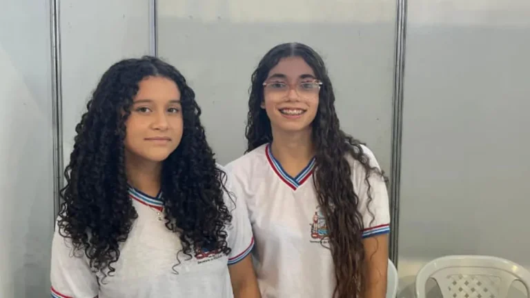 Estudantes de Candiba desenvolvem spray terapêutico à base de mastruz, folhas de cânfora e cachaça para alívio de dores