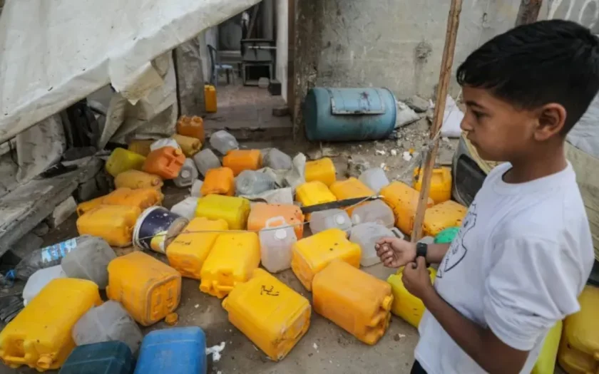 Míssil israelense atinge crianças de Gaza que coletavam água