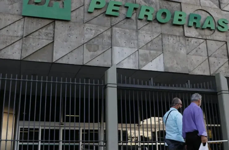 PF vai investigar empresas que não repassam redução dos combustíveis