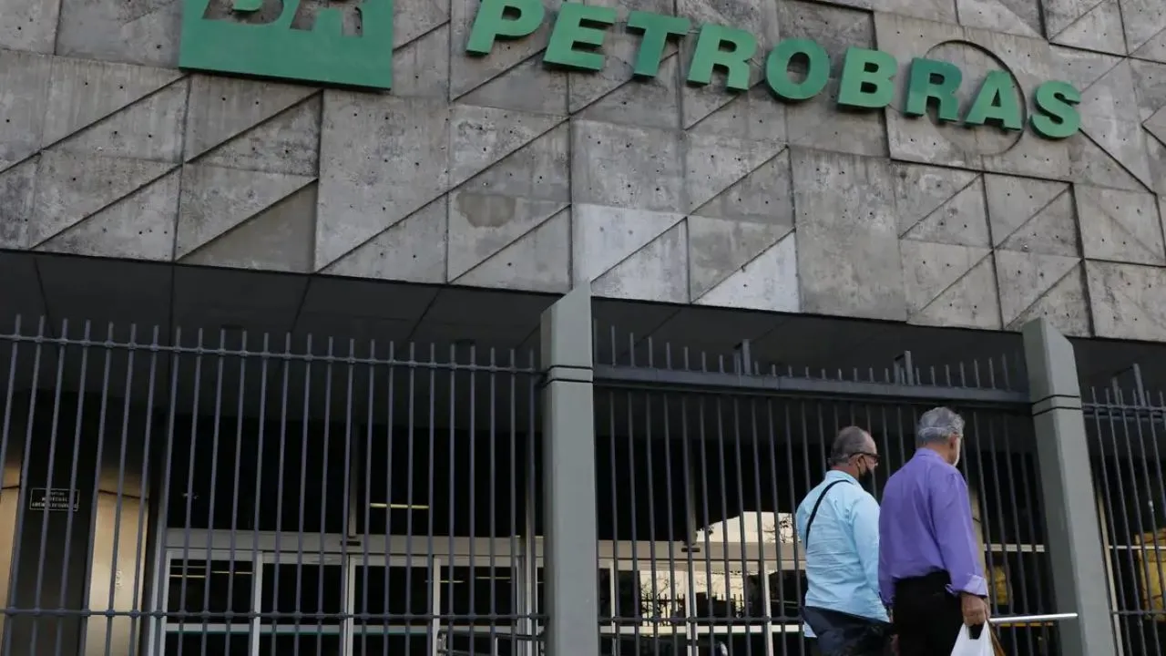 PF vai investigar empresas que não repassam redução dos combustíveis