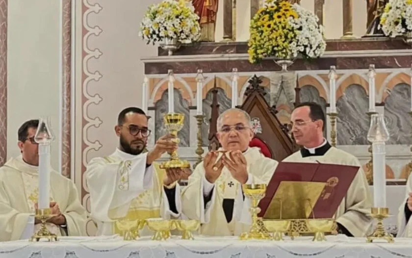 Arcebispo de Vitória da Conquista apresentou Pálio concedido pelo Papa Leão IV
