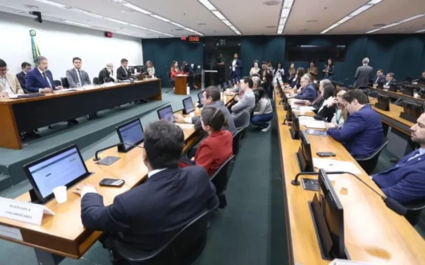 Comissão da Câmara aprova isenção do IR para quem ganha até R$ 5 mil