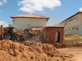 demolição de imóveis irregulares em Guanambi
