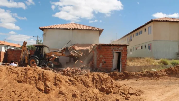 demolição de imóveis irregulares em Guanambi