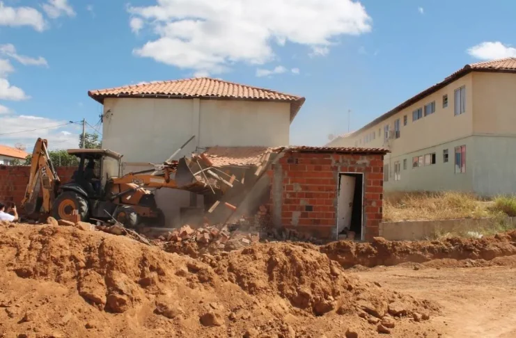 demolição de imóveis irregulares em Guanambi