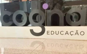 A Cogna, renomado conglomerado educacional, anunciou diversas vagas de emprego em vários estados brasileiros. As oportunidades abrangem diferentes funções e são acompanhadas de benefícios como bolsas de estudo e programas de inclusão. Para se candidatar, os interessados devem acessar a plataforma Gupy, onde ocorrerá o processo seletivo.