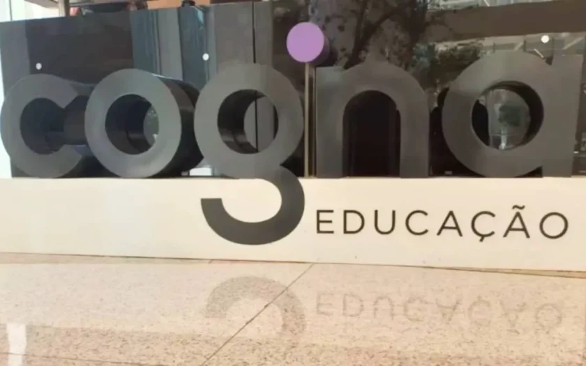 A Cogna, renomado conglomerado educacional, anunciou diversas vagas de emprego em vários estados brasileiros. As oportunidades abrangem diferentes funções e são acompanhadas de benefícios como bolsas de estudo e programas de inclusão. Para se candidatar, os interessados devem acessar a plataforma Gupy, onde ocorrerá o processo seletivo.
