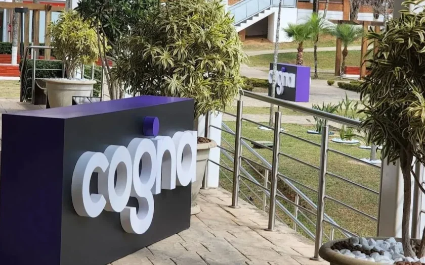 A Cogna, dona de marcas como Kroton, Anhanguera e Unopar, está com vagas abertas em diversos estados, segundo anúncios em sua página de carreiras. Na Bahia, há 18 oportunidades distribuídas entre Camaçari, Feira de Santana, Itabuna, Lauro de Freitas, Salvador e Teixeira de Freitas, com funções em suporte acadêmico presencial e atendimento comercial. As candidaturas devem ser feitas pela plataforma Gupy, onde constam requisitos, atribuições e benefícios de cada vaga.