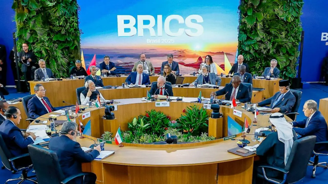 Brasil e China anunciam planos de desenvolvimento de satélite CBERS-5