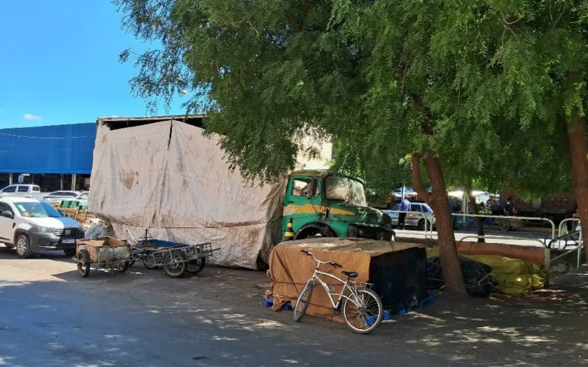 SMTrans notifica donos de caminhos para desocupação na Feira Livre de Guanambi