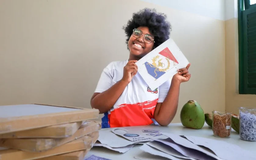 Estudante baiana utiliza resíduos de coco na produção de papel sustentável