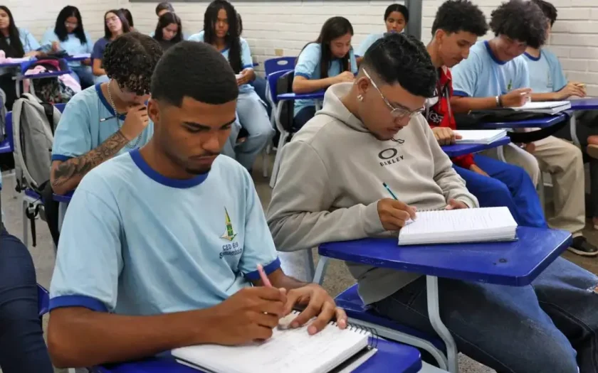 MEC orienta escolas na escolha de livros didáticos para o ensino médio