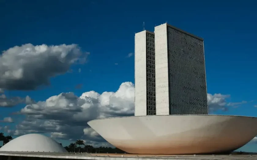 Câmara pauta projeto que regula redes sociais para crianças