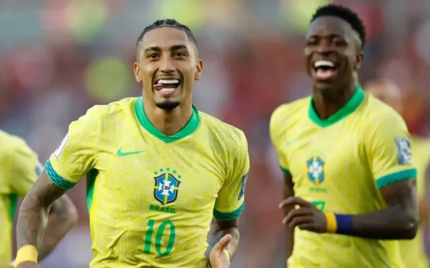 Raphinha e Vinicius Júnior são indicados ao prêmio Bola de Ouro