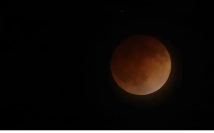 Observatório Nacional transmitirá eclipse total da Lua neste domingo