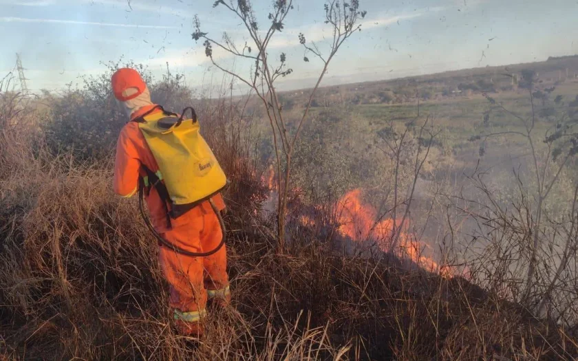 Semma e Corpo de Bombeiros controlaram mais de 70 focos de incêndios em Vitória da Conquista em cinco dias