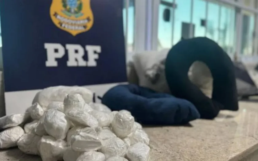 PRF encontrou 4,5 quilos de cocaína em travesseiros e almofadas de ônibus em Vitória da Conquista