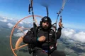 Engenheiro viaja pela Bahia mostrando cidades e paisagens a bordo de um paramotor