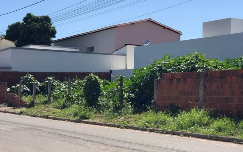 Lotes abandonados em Guanambi