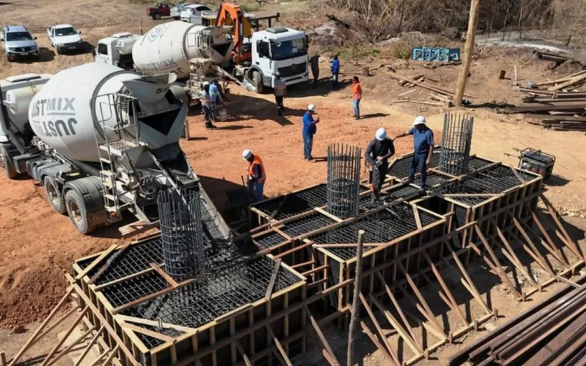 Primeiro bloco de sustentação da nova ponte sobre o Rio Grande recebe concretagem em Barreiras