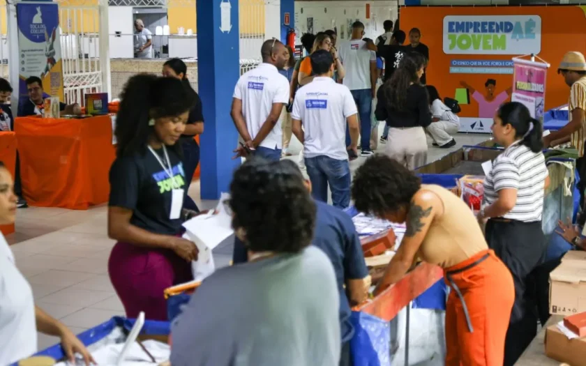 Feira de Empreendedorismo Jovem em UFBA reúne 20 estandes e oferece mentorias