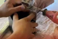 dedo preso em torneira