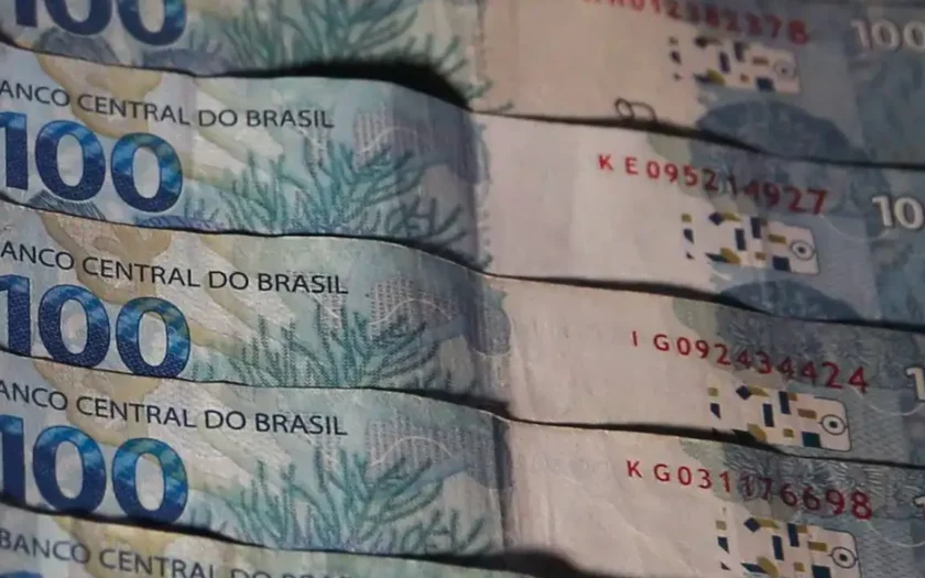 Juros do cartão de crédito rotativo avançam e chegam a 451,5% ao ano