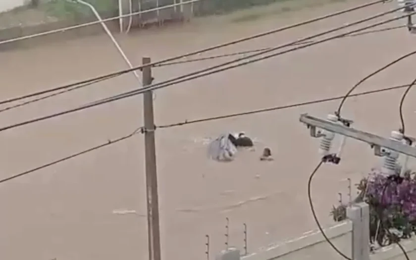 Carro arrastado enxurrada Vitória da Conquista