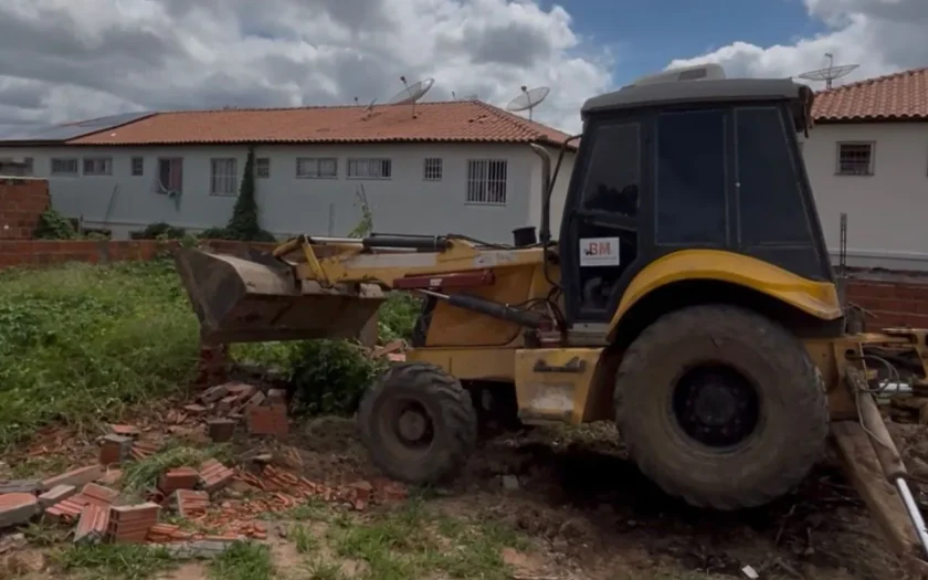 Demolição área irregular Guanambi
