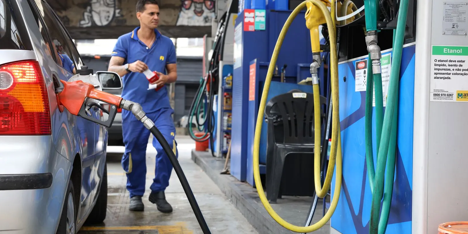 Governo anuncia subvenção de R$ 0,44 por litro para gasolina